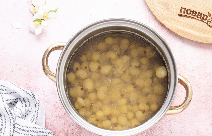 1. Этап. Квас из крыжовника: Затем снимите с плиты и оставьте примерно на полчаса остывать.