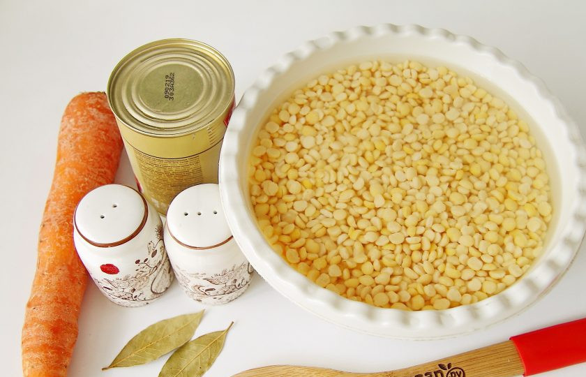 1. Этап. Гороховая каша с тушенкой в мультиварке: Подготовьте все ингредиенты. Горох желательно замочить на ночь в воде или хотя бы на несколько часов.