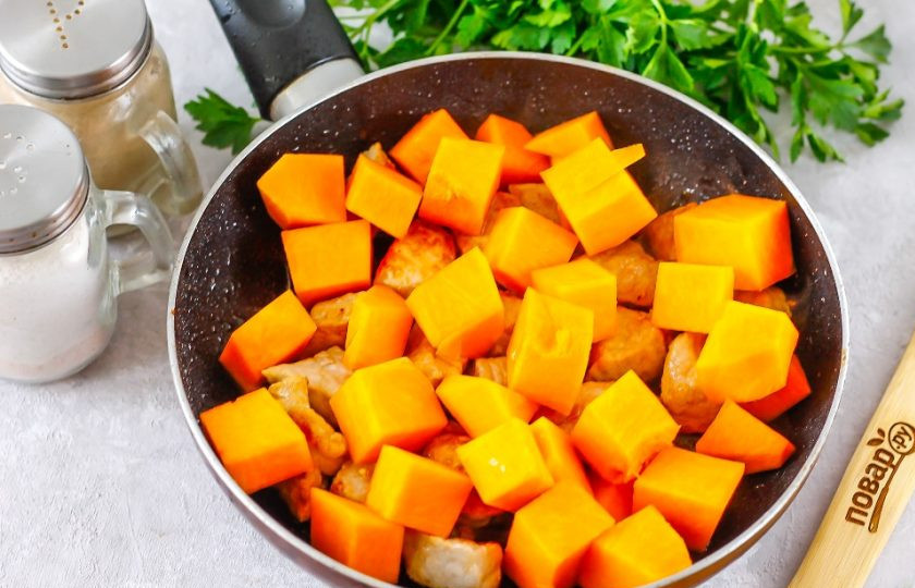 1. Этап. Мясо с тыквой: Затем выложите тыквенную нарезку и обжарьте примерно 3-5 минут.