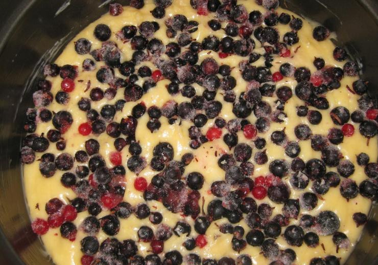 1. Этап. Пирог со смородиной в мультиварке: Наверх выкладываем ягоды смородины и немного прижимаем их. Закрываем крышку и устанавливаем режим 