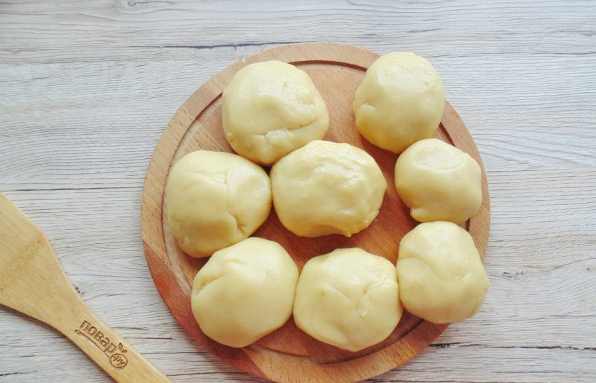 1. Этап. Медовик с вишней и сметанным кремом: Разделите тесто на 7-8 частей и поставьте в холод на 30 минут.