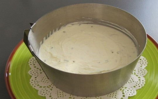 1. Этап. Закусочный чизкейк: 7. Также утрамбуйте обратной стороной столовой ложки, чтобы получился ровный, красивый слой, и поместите чизкейк в холодильник на 30 минут.