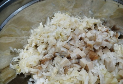 1. Этап. Картофельный салат с солеными груздями: Грибы промыть, обсушить, нарезать кубиками и вместе с квашеной капустой добавить к картофелю с луком. Я использовала соленые сырые грузди (горячий способ). Капусту квашу без моркови и др. добавок, поэтому она белая.