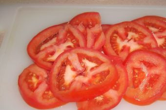 1. Этап. Пицца с сырными бортиками: 2. Томаты и баклажаны нарезаем тонкими кусочками. Выкладываем на тесто.