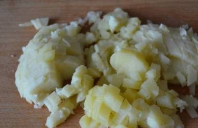 1. Этап. Шпротный салат: Картофель очистим от кожуры и нарежем маленькими кубиками.