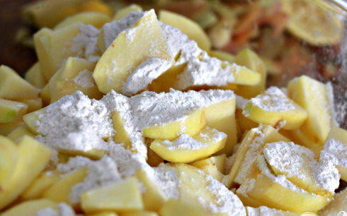 1. Этап. Пряный яблочный пирог с орехами: 4. Сделать начинку. Нарезать яблоки на ломтики, каждый ломтик разрезать пополам. Смешать нарезанные яблоки, лимонный сок и 1/4 стакана муки в большой миске, чтобы смесь равномерно покрывала яблоки. Дать постоять.