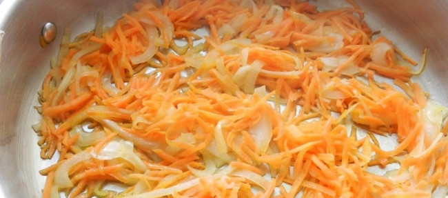 1. Этап. Борщ с фрикадельками: 1. Мясо поставим размораживаться. Тем временем измельчим лук и морковь, обжарим их на растительном масле.