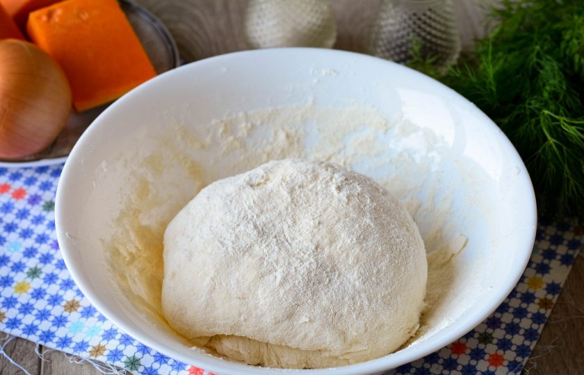 1. Этап. Чуду с тыквой: Замесите мягкое, но упругое тесто, которое не будет прилипать к рукам.