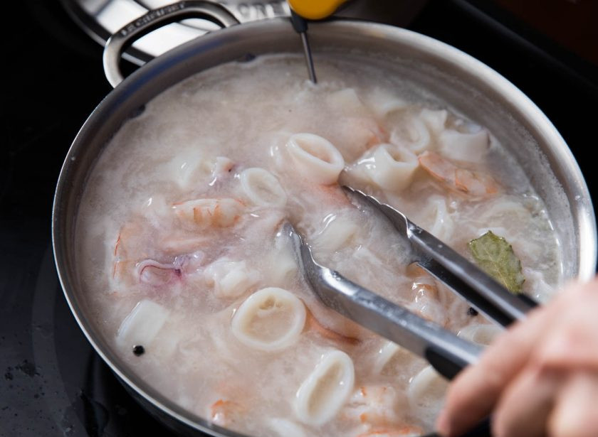 1. Этап. Морской салат с креветками: Кальмара режем кольцами, измельчаем осьминога. Достаем мидии и в эту же воду кладем осьминога, креветки и кальмаров. Варим в кипящей воде минуты 3. По желанию можете добавить лавровый лист и перец-горошек.