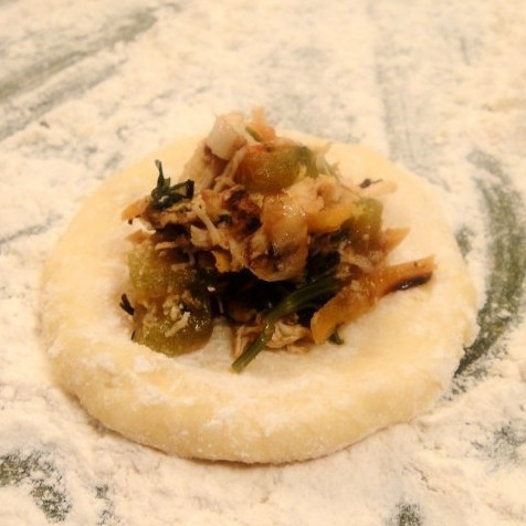 1. Этап. Пирожки с курицей и картошкой: Выкладываем на лепешку немного начинки.