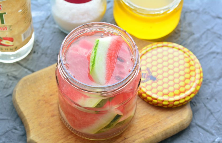 1. Этап. Арбузы маринованные с медом: Повторно залейте арбузы горячим маринадом и сразу закатайте крышками.