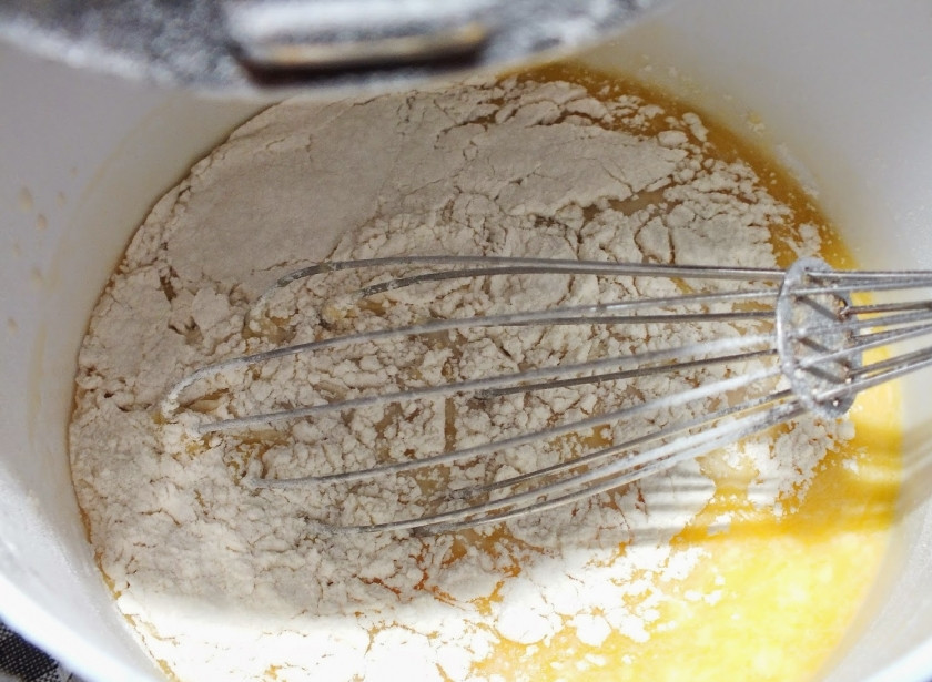 1. Этап. Дрожжевой пирог с повидлом: Постепенно добавьте просеянную муку, замесите тесто. Накройте его полотенцем и поставьте подходить в теплое место.