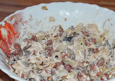 1. Этап. Курица с фасолью и грибами: Смешайте фасоль с орехами, курицей, луком, грибами, измельчённым чесноком. Заправьте майонезом. Посолите.