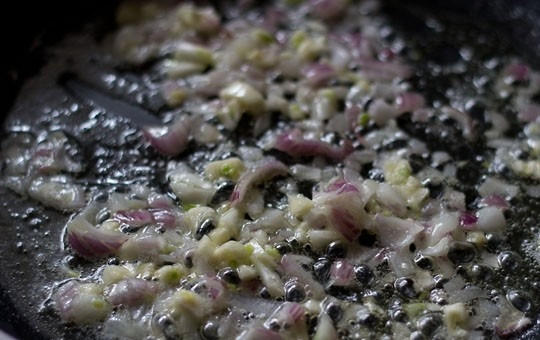 1. Этап. Грибная лазанья: 2. Выложите на сковороду лук, а через пару минут чеснок. Обжарьте лук на среднем огне до прозрачности, чеснок же просто даст приятный аромат.