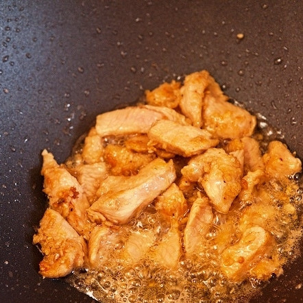 1. Этап. Стеклянная лапша с индейкой и шпинатом: В воке разогреваем оливковое масло. Бросаем туда кусочки мяса и обжариваем небольшими порциями до появления тонкой корочки. Обжаренное мясо шумовкой достаем из вока и перекладываем на тарелочку. Стеклянную лапшу, тем временем, заливаем кипятком на пару минут, затем воду сливаем.