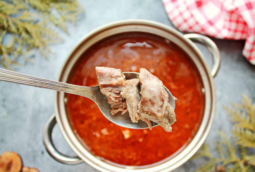 1. Этап. Харчо с гранатовым соком: Мясо отделите от костей, порежьте на кусочки и добавьте в Харчо. Варите суп еще 10 минут до готовности.