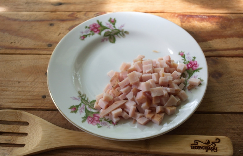 1. Этап. Салат из ананасов и кукурузы: Ветчину нужно мелко нарезать (кубиком).