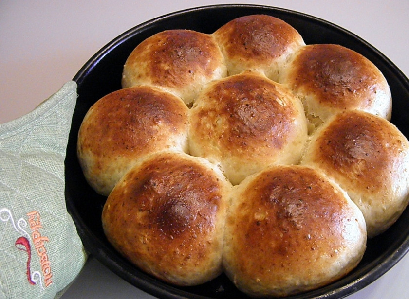 1. Этап. Творожные булочки в сметанной заливке: Готовые творожные булочки достаньте из духовки.