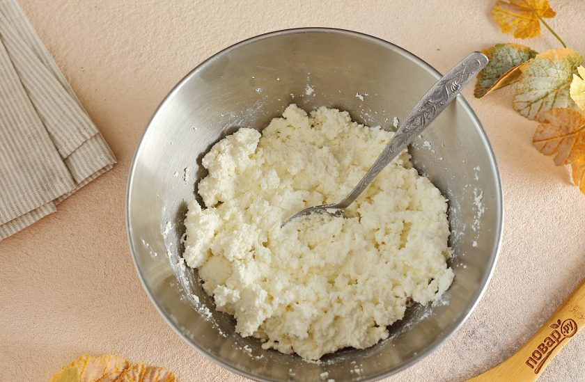 1. Этап. Творожный пирог по Дюкану: В творог добавьте сахарозаменитель и измельчите блендером до пастообразного состояния.