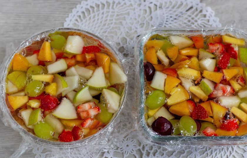 1. Этап. Желе из шампанского с фруктами и ягодами: И залейте шампанским! Уберите в холодильник на 5-6 часов до полного застывания. Когда желе будет готово, слегка потяните за хвостики пищевой пленки, поставьте сверху на емкость тарелку и переверните. Уберите емкость, аккуратно снимите с желе пищевую пленку и подавайте!