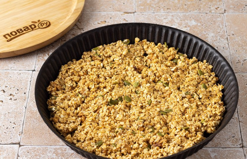 1. Этап. Овсяная гранола с тыквой: Выложите смесь в форму для выпечки ровным слоем. Выпекайте 15 минут, затем перемешайте и готовьте еще 10-15 минут. Следите, чтобы гранола не подгорела.