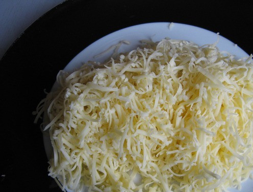 1. Этап. Куриные котлеты с рисом: Потрите сыр.