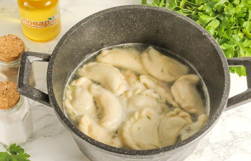1. Этап. Вареники с сюрпризами на Старый Новый год: Вскипятите воду в казане и всыпьте туда щепотку соли. Можно добавить измельченную зелень укропа или петрушки. Добавьте в воду вареники по одному и отварите их в течение 10 минут после всплытия.