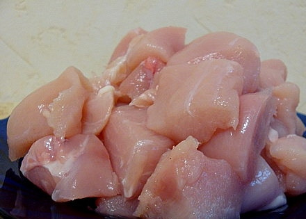 1. Этап. Куриная грудка с луком: Куриную грудку вымыть и обсушить. Нарезать на кусочки среднего размера, посолить и поперчить. По желанию можно добавить и другие специи: сушеные ароматные травы.