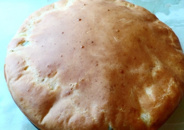 1. Этап. Пирог на кефире с рыбными консервами: 6. После запекания даем пирогу немного остыть, после чего нарезаем и подаем к столу.