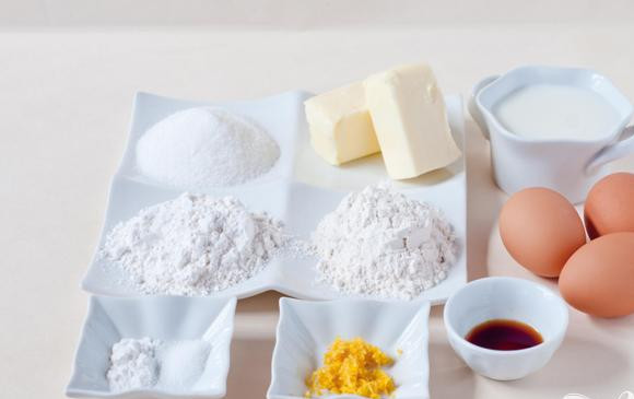 1. Этап. Печенье в шоколадно-медовой глазури: 1. Сделать печенье. Разогреть духовку до 190 градусов. Выстелить противень пергаментной бумагой. В средней миске смешать вместе муку, разрыхлитель и соль. В большой миске миксером взбить сливочное масло. Постепенно добавить сахар, продолжая взбивать. Добавить яйца, по одному за раз. Добавить 1/3 мучной смеси и перемешать. Затем добавить половину молока и перемешать. Повторите с оставшейся мукой и молоком, заканчивая 1/3 муки. Перемешать с мелко тертой цедрой лимона или соком и ванильным экстрактом. Не перемешивать слишком долго.