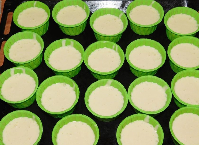 1. Этап. Кексы на День Рождения: Готовое тесто разлейте по формочкам для кексов, наполняя их лишь на 2/3 объема, так как в процессе выпекания тесто поднимется. Поставьте в духовку, разогретую до 180 градусов на 20-25 минут.