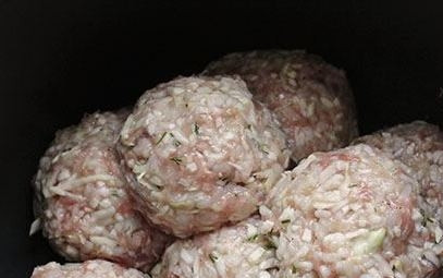 1. Этап. Диетические ленивые голубцы: Влейте растительное масло на дно чаши мультиварки. Сформируйте голубцы, поставьте их готовиться на 1 час в режиме 