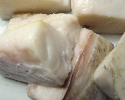 1. Этап. Масляная рыба, тушенная с овощами: 2. Нарежьте порционными кусочками, чуть подсолите и отложите пока в сторону.