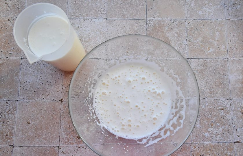 1. Этап. Дутые оладьи: Взбейте яйца с солью и сахаром. Масса должна увеличиться в размере и посветлеть.