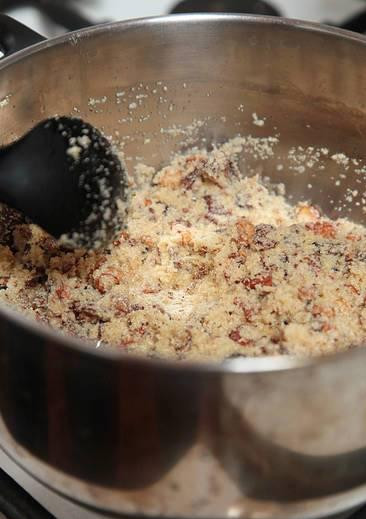 1. Этап. Халава: Затем всыпаем манку. Продолжаем обжаривать, помешивая, еще около 10 минут. Манка должна разбухнуть.