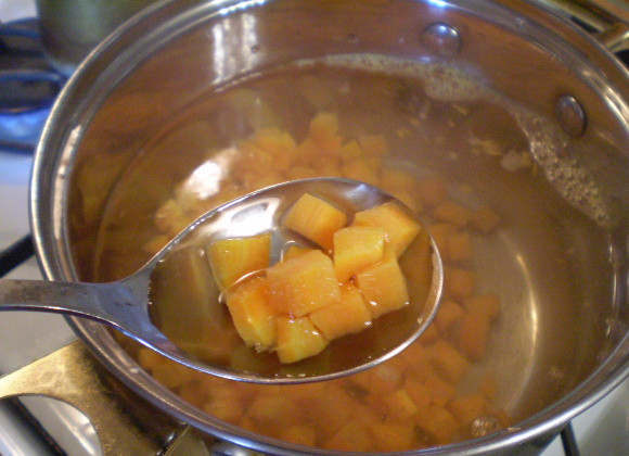 1. Этап. Летний суп из моркови: 3. В кипящую воду кладем морковь, солим и варим 10 минут.