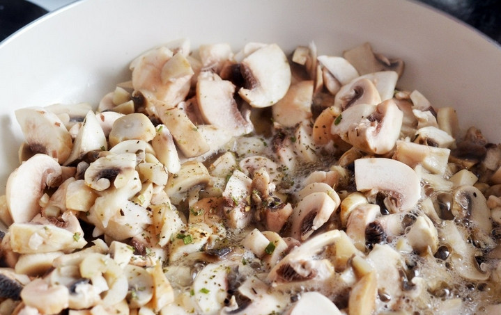 1. Этап. Паста Карбонара с грибами: 1. Моем, режем мелко и обжариваем грибы. Соль добавьте по вкусу.