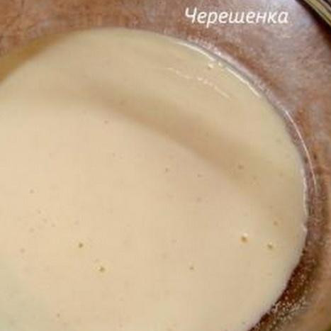 1. Этап. Пасхальная коса: Смешать молоко и воду. Отлить половину смеси в стакан, добавить 1 ст.ложку сахара и дрожжи, хорошо размешать и дать постоять 15 минут. Должна образоваться пышная шапка. Затем добавляем туда оставшуюся воду с молоком, 2 стакана муки и хорошо перемешиваем. Закрываем миску с тестом пленкой и даем подойти 1 час.