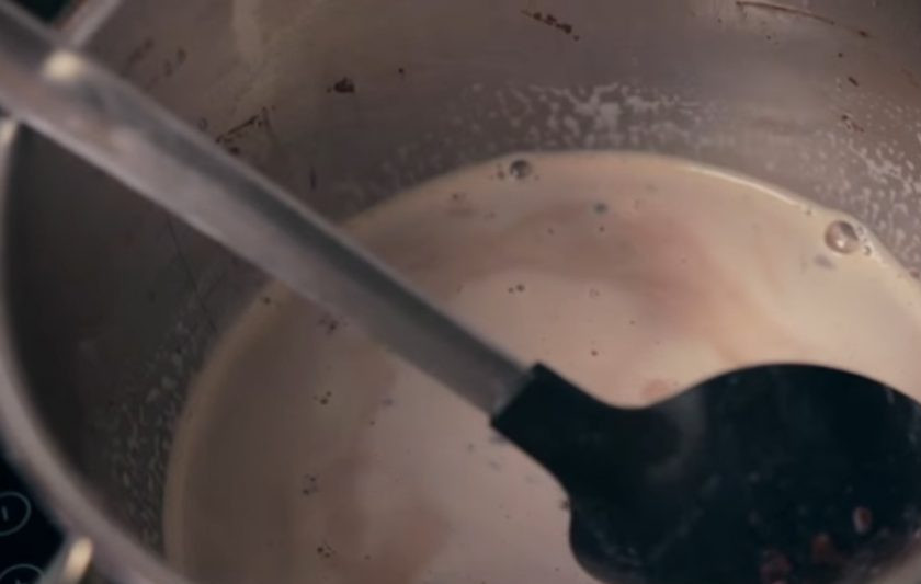 1. Этап. Мятное какао с маршмеллоу: 2. Далее добавьте какао и хорошо перемешайте. Добавьте раздробленные мятные леденцы и, постоянно помешивая, растворите их в какао. Не доводите смесь до кипения.