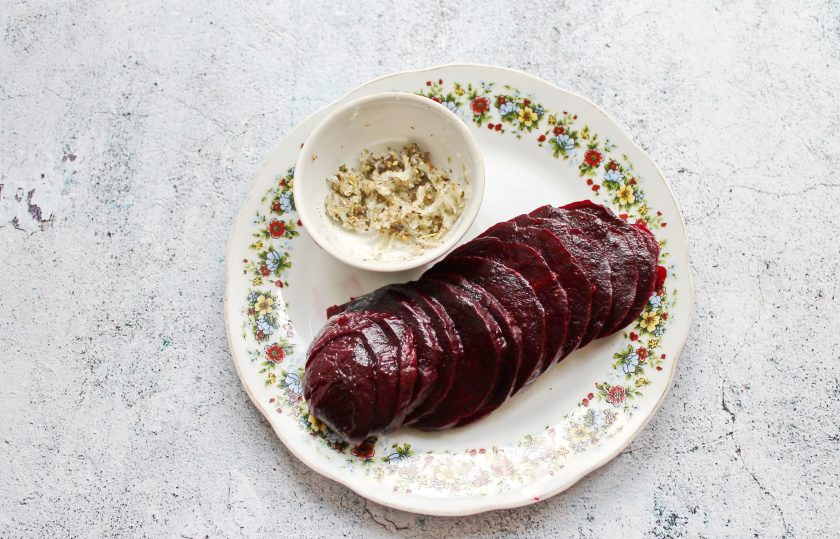 1. Этап. Вяленая свекла в духовке: Чеснок измельчите, смешайте с солью и прованскими травами. Свеклу почистите от кожуры и порежьте кружочками.