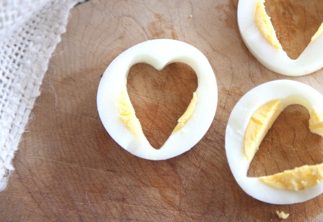 1. Этап. Салат Признание: Яйцо очистите и нарежьте колечками. Из колечек вырежьте сердечки.