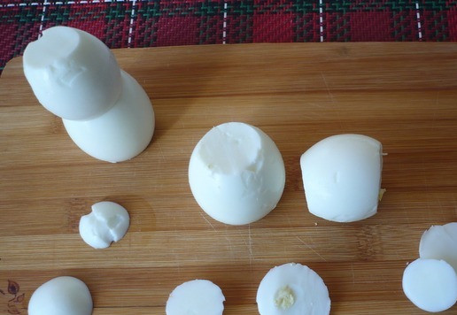 1. Этап. Салат-закуска Зимняя сказка: Теперь приготовим украшения для салата-закуски: берем 4 вареных яйца чистим и обрезаем их с двух сторон, чтобы яйцо было 