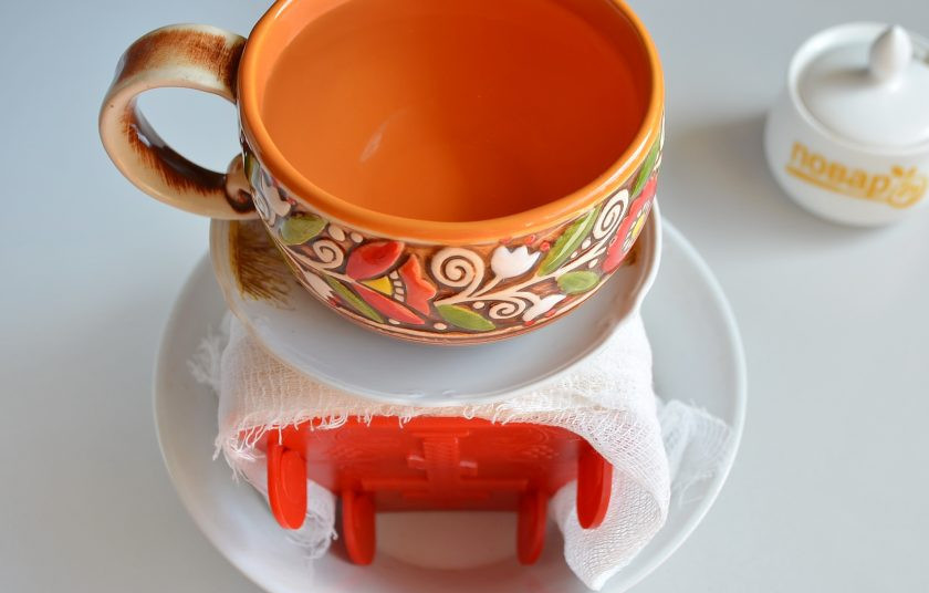 1. Этап. Ванильная пасха с печеньем: 7. Накройте формочку марлей, поставьте блюдце и гнет. Уберите в холодильник на 6-7 часов.