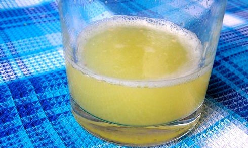 1. Этап. Лимонное желе: Выдавливаем сок из лимона в стакан и затем переливает его в кастрюлю к остальным ингредиентам.