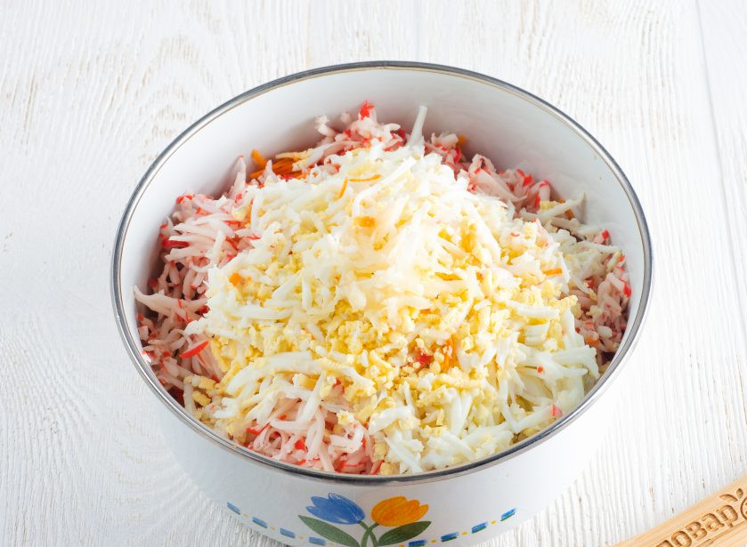 1. Этап. Салат с крабовыми палочками и морковью: И яйца с чесноком.