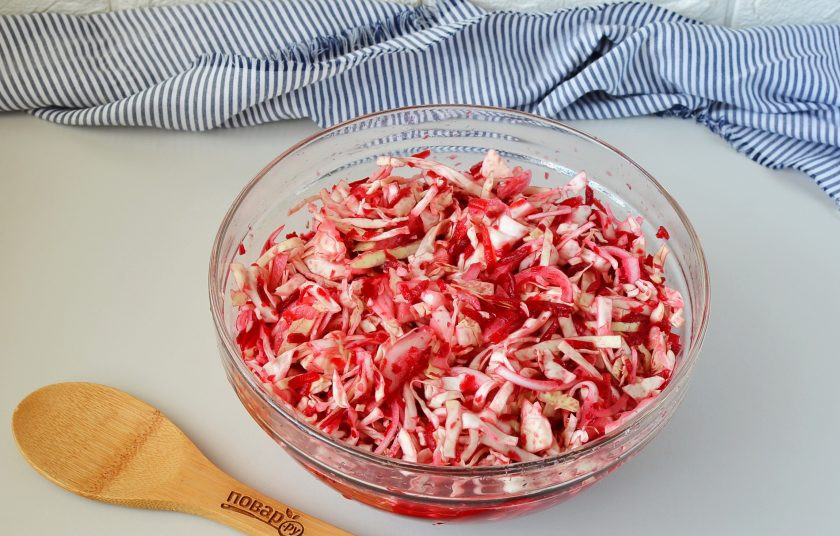 1. Этап. Салат с капустой на зиму: Перемешайте хорошо, уплотните овощи, прикройте крышкой и оставьте на 1,5 часа пускать сок. Периодически перемешивайте, каждые минут 30 будет достаточно.