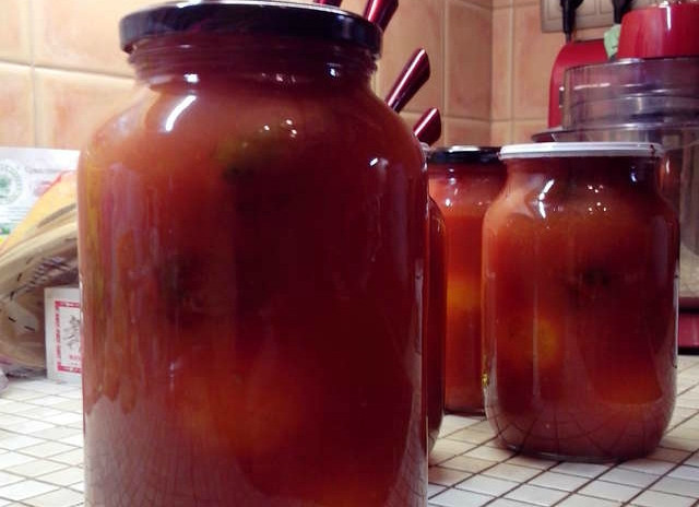 1. Этап. Томаты в собственном соку: Сок из помидоров ставим в кастрюле на огонь. Кладем соль и сахар. Можно положить чеснок и различные специи, а также пряные травы. Когда сок закипит, провариваем его в течение получаса. После чего, выливаем воду из банок с помидорами. Заливаем сок, получившийся от разваренных помидоров, в банки до краев. Рассчитывайте, чтобы сока хватило. Банки закатываем и переворачиваем. Сверху накрываем полотенцем.