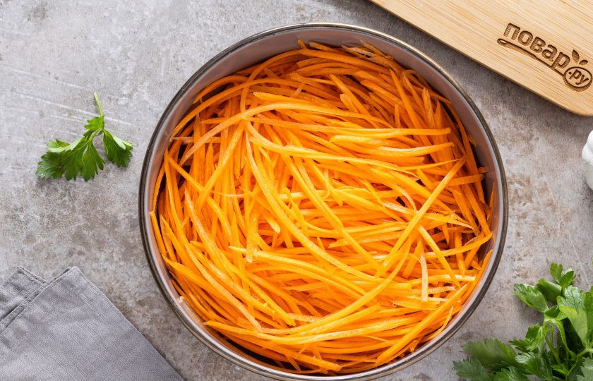 1. Этап. Морковь по-корейски Ча: Морковь помойте, очистите от кожуры и натрите на терки для моркови по-корейски.