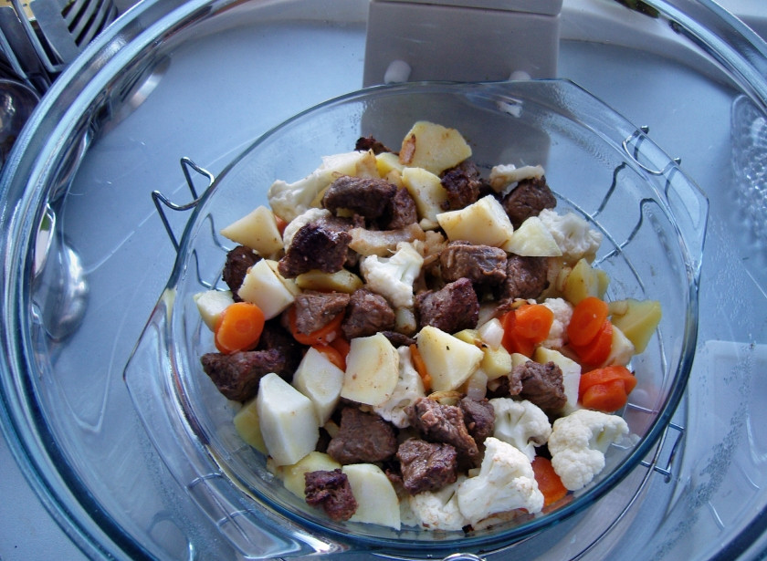 1. Этап. Рагу в аэрогриле: 2. Теперь добавим все помытые и очищенные овощи. Отдельно в стакане смешаем 200 мл. воды, 2 ст.л. сметаны и специи, перемешаем и заливаем эту смесь. Готовим полчаса при 160 градусах.