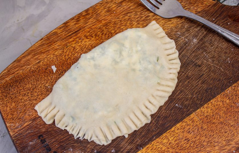 1. Этап. Чуду с черемшой: Накройте свободной стороной, хорошо слепите края, вилкой закрепите их.